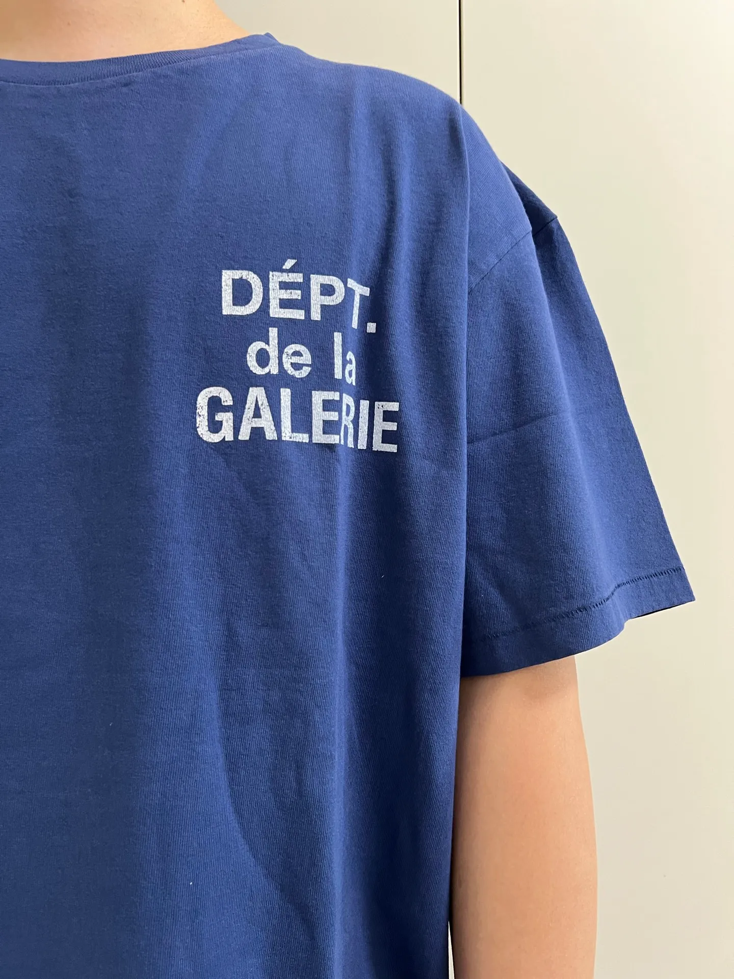 GALLERY DEPT. FRENCH TEE/NAVY New colors in stock Navy blue French LOGO short sleeves Washed blue S-XL Ready-made garments Asso special piece dyeing Rewashed water printing distressed treatment Cylindrical fabric without side seams Non-open version Original development Complete accessories/matching Details in place